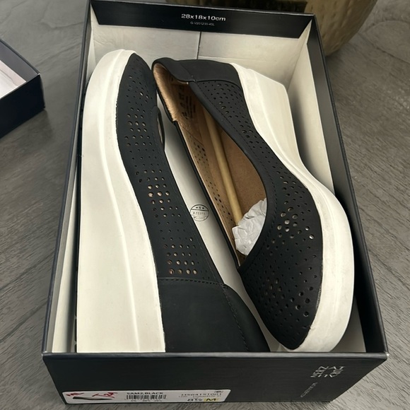 NATURALIZER Sam 2 Womens Padded Insole Perforated Slip-On Sneakers - Picture 2 of 7